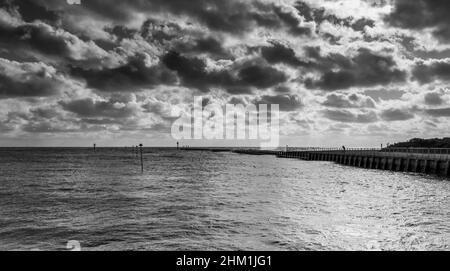 Ein stürmischer Tag mit großen Wellen an der Küste in Littlehampton, West Sussex, Großbritannien. Stockfoto