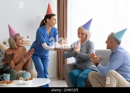 Geburtstagsfeier im Pflegeheim, Senioren feiern Geburtstag Stockfoto