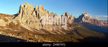 Morgenpanorama von Cima Ambrizzola, Croda da Lago und Le Tofane Gruppe, Dolomiten, Italien Stockfoto