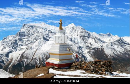 Panoramablick auf Annapurna 2 II, 3 III, 4 IV, Ganggapurna und Khangsar Kang, Annapurna-Bereich mit Stupa, Weg zum Thorung La Pass, rund Annapurna circ Stockfoto