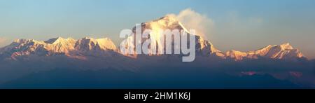 Morgen Panoramablick auf den Berg Dhaulagiri vom Aussichtspunkt Poon Hill, Nepa Stockfoto