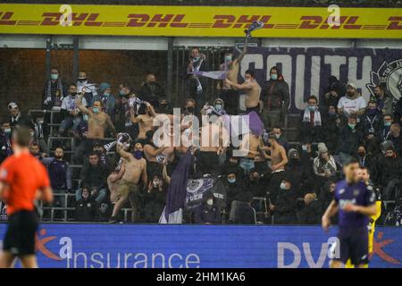 BRÜSSEL, BELGIEN - 6. FEBRUAR: Unterstützer des RSC Anderlecht während des Jupiler Pro League-Spiels zwischen RSC Anderlecht und KAS Eupen am 6. Februar 2022 im Lotto Park in Brüssel, Belgien (Foto: Joris Verwijst/Orange PicBilder) Stockfoto