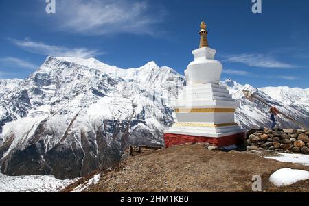 Panoramablick auf Annapurna 3 III, Ganggapurna und Khangsar Kang mit buddhistischem Stupa vom Ice Lake, Weg zum Thorung La Pass, rund um Annapurna Circuit tre Stockfoto