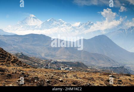 Blick auf Mount Dhaulagiri und Muktinath Dorf, rund Annapurna Circuit Trekking Trail Route, Nepal Stockfoto