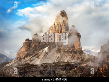 Morgenansicht von drei Zinnen oder Tre Cime di Lavaredo mit schönem bewölktem Himmel, Sextener Dolomiten oder Dolomiti di Sexten, Südtirol, Dolomitenberg Stockfoto