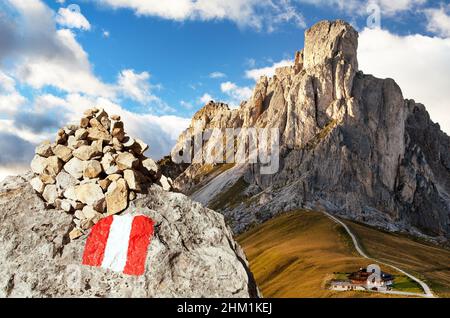 Abendansicht vom Passo Giau, Ra Gusela und Nuvolau mit Turistenschild Stockfoto