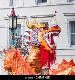 Quadratische Ernte des Drachentanzes, die während der chinesischen Neujahrsfeiern im Februar 2022 in Liverpools Chinatown abgebildet wurde. Stockfoto