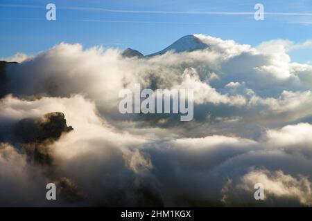 Morgenblick vom Col di Lana zum Pico Setsas in der Mitte Wolken und Nebel, Südtirol, Dolomiten Berge, Italien Stockfoto