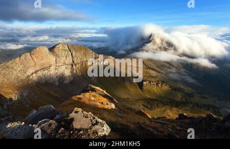Morgenblick vom Col di Lana zum Pico Setsas in der Mitte Wolken und Nebel, Südtirol, Dolomiten Berge, Italien Stockfoto