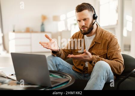 Freiberuflicher Männlicher Mitarbeiter, Der Zu Hause Videoanrufe Mit Dem Laptop Führt Stockfoto