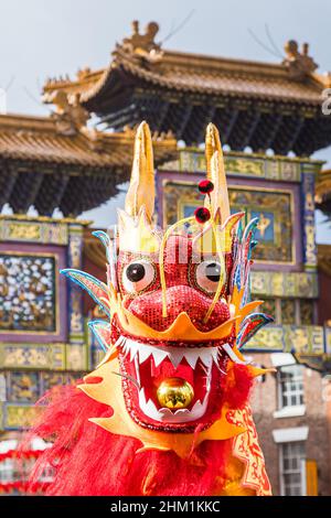 Der chinesische Drache, der während des Drachentanzes während der chinesischen Neujahrsfeiern im Februar 2022 in Liverpools Chinatown abgebildet wurde. Stockfoto