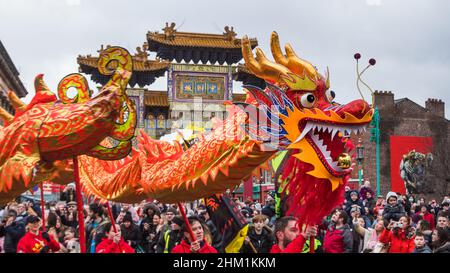 Dragon Dance vor dem Torbogen, der während der chinesischen Neujahrsfeier im Chinatown-Viertel von Liverpool im Februar 2022 gesehen wurde. Stockfoto