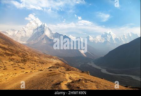 Abends Panoramablick auf den Ama Dablam mit schönem Himmel auf dem Weg zum Everest-Basislager, Khumbu-Tal, Sagarmatha-Nationalpark, Everest-Gebiet, Stockfoto