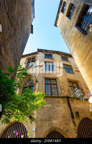 Die Renaissance-Fassade eines Wohnhauses in einer schönen französischen Stadt aus gelben Steinen in Sarlat-la-Caneda in Perigord, Frankreich, wurde auf eine s Stockfoto