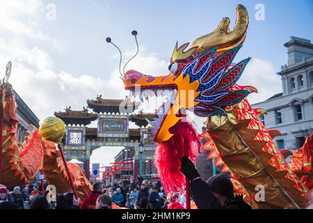 Farbenfroher Drache, der während des Drachentanzes bei den chinesischen Neujahrsfeiern im Februar 2022 in Liverpools Chinatown zu sehen war. Stockfoto