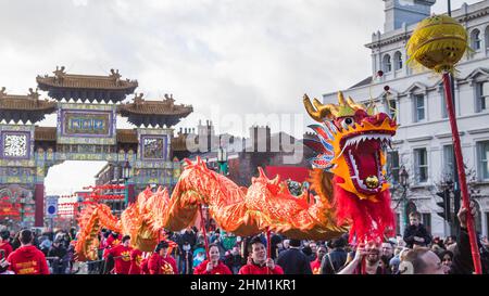 Traditioneller Drachentanz, der während der chinesischen Neujahrsfeiern im Februar 2022 in Liverpools Chinatown abgebildet wurde. Stockfoto