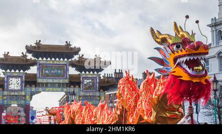 Dragon Dance während der Feierlichkeiten zum chinesischen Neujahr in Liverpools Chinatown im Februar 2022. Stockfoto