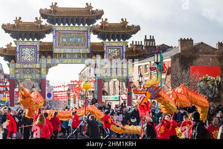 Drachentanz des Paifang während der Feierlichkeiten zum chinesischen Neujahr in Liverpools Chinatown im Februar 2022. Stockfoto