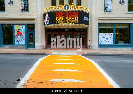 Saint John, NB, Kanada - 14. Oktober 2021: Vor dem Imperial Theatre erstreckt sich ein orangefarbener Fußgängerüberweg mit indigenem Thema. Stockfoto