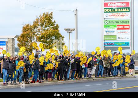 Saint John, NB, Kanada - 30. Oktober 2021: Streikende Mitglieder der CUPE (Canadian Union of Public Employees) säumen die Straße, um den Verkehr zu erreichen. Stockfoto