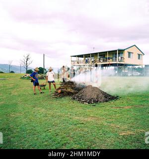 Hāngī ist eine traditionelle neuseeländische Māori Methode, um Speisen mit erhitzten Steinen zu kochen, die in einem Grubenofen, einem Umu, vergraben sind. Somerset Dam, Queensland Australien. Stockfoto