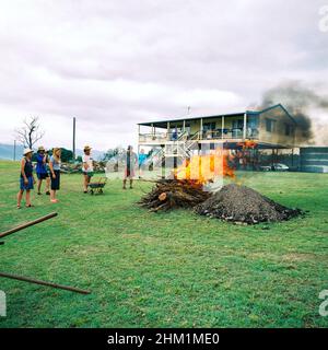 Hāngī ist eine traditionelle neuseeländische Māori Methode, um Speisen mit erhitzten Steinen zu kochen, die in einem Grubenofen, einem Umu, vergraben sind. Somerset Dam, Queensland Australien. Stockfoto