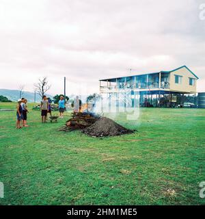 Hāngī ist eine traditionelle neuseeländische Māori Methode, um Speisen mit erhitzten Steinen zu kochen, die in einem Grubenofen, einem Umu, vergraben sind. Somerset Dam, Queensland Australien. Stockfoto