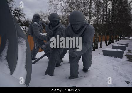 Pripyat, Tschernobyl-Sperrzone, Ukraine. 6th. Februar 2022. Das Denkmal für die Rettung der Welt in der Tschernobyl-Sperrzone am 6. Februar 2022 in der Ukraine. Russland setzt seinen militärischen Aufbau über die Grenze in Belarus fort, 15 Kilometer von der Tschernobyl-Sperrzone entfernt. Der schnellste Weg von Norden nach Kiew ist durch Weißrussland, direkt durch dieses Gebiet, eine Entfernung von 120 Kilometern. Die Tschernobyl-Katastrophe war ein nuklearer Unfall, der sich am 26. April 1986 am Reaktor Nr. 4 im Kernkraftwerk Tschernobyl in der Nähe der Stadt Pripyat im Norden der ukrainischen SSR ereignete Stockfoto