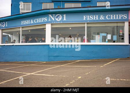 Cromer, Norfolk, Großbritannien – Februar 2022. Im No 1 Fish and Chip Restaurant in der Küstenstadt Cromer können Gäste traditionelle Fish and Chips genießen Stockfoto