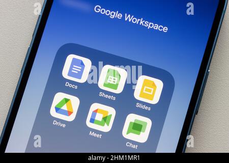 Die Google Workspace Essentials Starter App-Symbole werden am 4. Februar 2022 auf einem iPhone angezeigt. Google führt eine kostenlose Workspace-Stufe für Unternehmen ein... Stockfoto