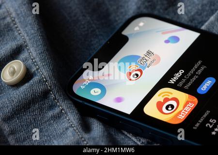 Die Weibo-App ist im App Store auf einem iPhone zu sehen. Weibo ist eine chinesische Microblogging-Dienstplattform der Sina Corporation. Stockfoto