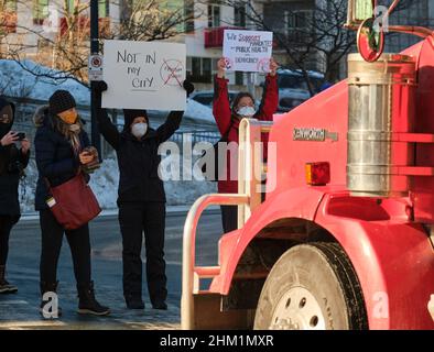 Halifax, Nova Scotia, Kanada. 6.. Februar 2022. Frau mit dem Schild „nicht in meiner Stadt“, das den Weg des Konvois der Freiheit blockiert, um ihren Unmut über ihre Anwesenheit auf der Straße zu Beginn der Kundgebung zu zeigen. Stockfoto