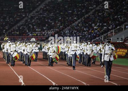 Yaounde, Kamerun. 06th. Februar 2022. Musiker treten vor dem Start des Afrika-Cup-der-Nationen-Endspieles 2021 zwischen Senegal und Ägypten im Paul Biya 'Olembe'-Stadion auf. Quelle: Ayman Aref/dpa/Alamy Live News Stockfoto