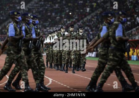 Yaounde, Kamerun. 06th. Februar 2022. Militärpersonal marschieren vor dem Beginn des Afrika-Cup-der-Nationen-Finalspieles 2021 zwischen Senegal und Ägypten im Paul Biya 'Olembe'-Stadion. Quelle: Ayman Aref/dpa/Alamy Live News Stockfoto