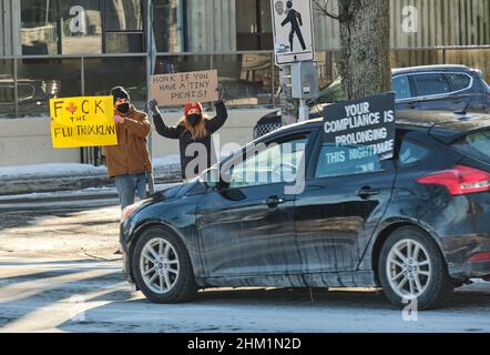 Halifax, Nova Scotia, Kanada. 6.. Februar 2022. Die Einheimischen protestieren gegen den Konvoi der Freiheit mit Schildern, die sich über das ständige Hupen lustig machen, das bei diesen Kundgebungen dauerhaft war. Der Freiheitskonvoi 2022 gegen alle Covid-19-Mandate trifft mit hundert auf die Straßen von Halifax Stockfoto