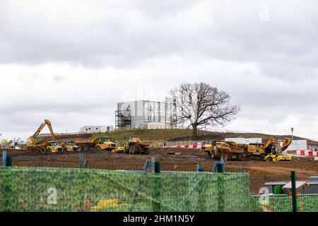 Harefield, Großbritannien. 5th. Februar 2022. Ein Blick auf die Arbeiten für die Hochgeschwindigkeitsstrecke HS2 im Colne Valley. Ein Viadukt, das 292 Pfähle benötigt, die in den Grundwasserleiter, ein natürliches Wasserfiltersystem, getrieben werden, wird derzeit gebaut, um HS2 über Seen und Wasserläufe im Colne Valley Regional Park zu transportieren. Kredit: Mark Kerrison/Alamy Live Nachrichten Stockfoto