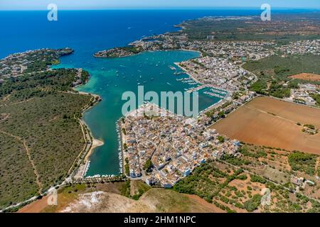 Luftaufnahme, Port de Portocolom, Mallorca, Balearen, Spanien, Es, Europa, Far de Portocolom, Hafen, Hafengebiet, Hafenübersicht, Leuchtturm Stockfoto