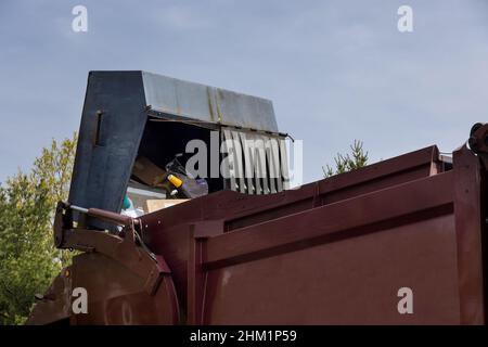 Rote LKW mit einem Laden Haushalt Container Hauswartung öffentlich Dienstleistungen auf der Straße Stockfoto