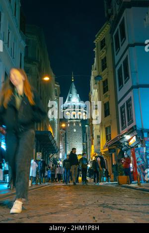 Istanbul Nacht. Galata Tower und Menschen in der Nacht. Lärm inklusive. Selektiver Fokus auf Gebäude. Istanbul Türkei - 10.15.2021 Stockfoto