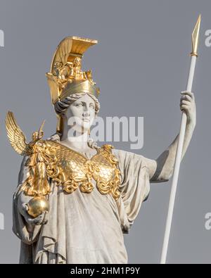 Skulptur der Athene, der griechischen Göttin der Weisheit, der außerhalb des Österreichischen Parlaments Gebäude in Wien, Österreich Stockfoto
