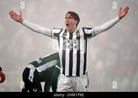 Turin, Italien. 06th. Februar 2022. Dusan Vlahovic vom FC Juventus reagiert beim Fußballspiel der Serie A 2021/2022 zwischen dem FC Juventus und Hellas Verona am 6th. Februar 2022 im Juventus-Stadion in Turin (Italien). Foto Federico Tardito/Insidefoto Kredit: Insidefoto srl/Alamy Live News Stockfoto