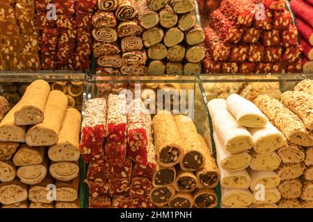 Türkisches Vergnügen im Großen Basar, Istanbul. Türkische Köstlichkeiten in verschiedenen Geschmacksrichtungen im Grand Bazaar, Istanbul. Stockfoto