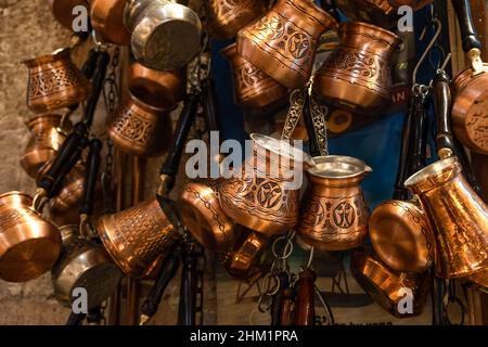Türkische Kaffeekannen auf dem Markt. Traditionelle türkische Kaffeekannen sind auf Türkisch als „Cezve“ bekannt. Stockfoto