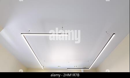 Moderne weiße, matte Stretchdecke mit originalen Armaturen Stockfoto