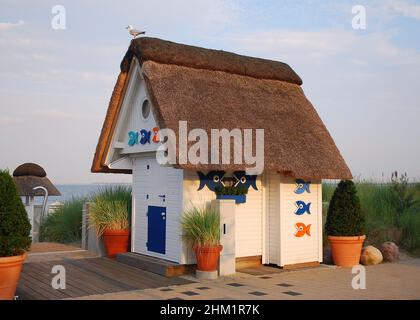 Gemütliches Badehaus am Strand in Scharbeutz Ostsee Deutschland an Einem schönen sonnigen Sommertag mit Einem klaren blauen Himmel und Ein paar Wolken Stockfoto