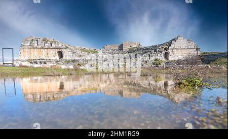 Spiegelung des antiken Theaters von Milet aus Regenwasser, Soke, Aydin, Türkei Stockfoto