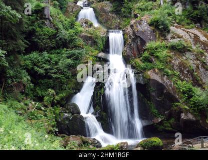 Langzeitbelichtung der Tribergfälle im Schwarzwald an Einem schönen Sommertag Stockfoto