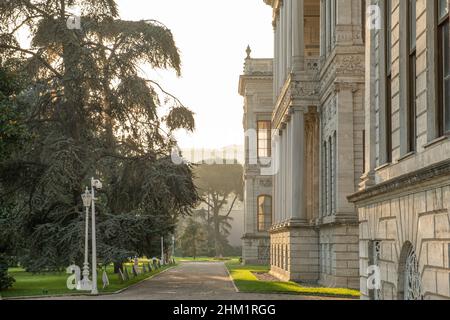 Dolmabahce Palast und Garten in Istanbul, Türkei. Der Dolmabahce Palast ist ein wichtiges historisches Gebäude aus der osmanischen Zeit in Istanbul. Stockfoto