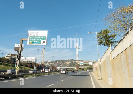 Camlıca Funkturm und Autobahn in Istanbul, Türkei - Oktober, 2021: Camlıca Turm ist der größte Funkturm in der Türkei. Stockfoto