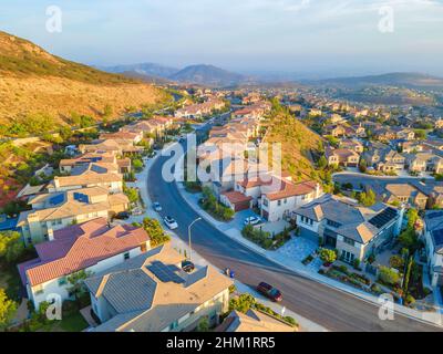 Wohngebiet neben den Bergen mit Straßen in San Marcos, Kalifornien. Blick vom Double Peak Park auf ein Vorstadtviertel mit großem Haus Stockfoto